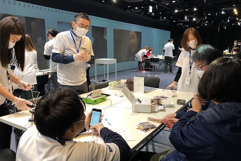 「おもいでケータイ再起動」に参加した髙橋 誠会長（当時・社長）
