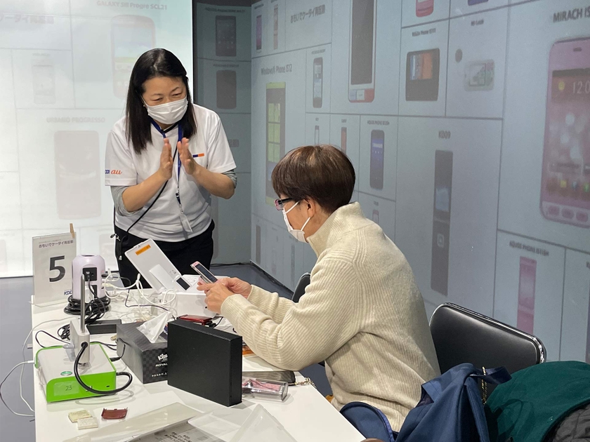 電源の入らなくなったお客さまの古い携帯電話の再起動を行う「おもいでケータイ再起動」