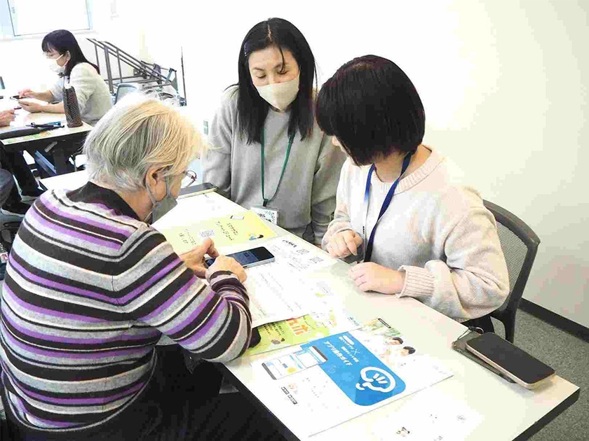 スマホ教室や、自治体主催の「スマホサロン」にも参加