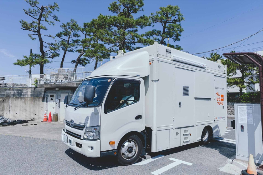 KDDIの車載型基地局。この1台で会場や周囲の電波を増強する