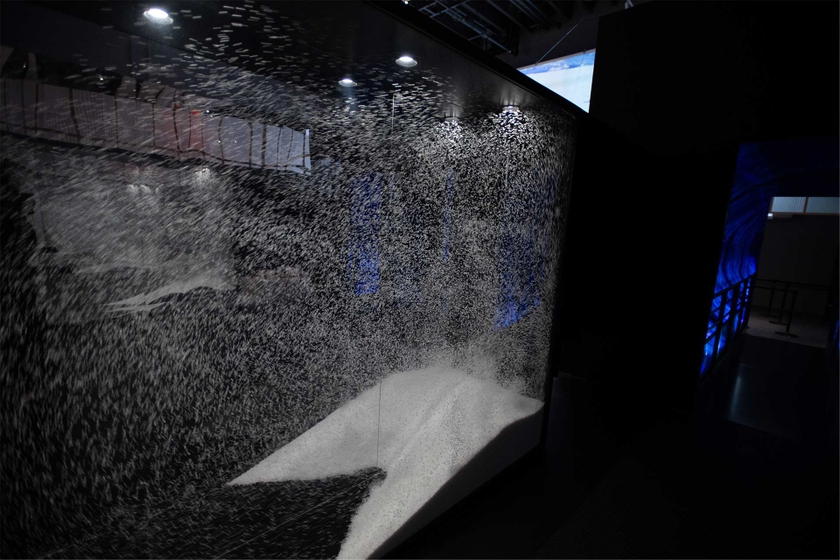 地吹雪が視界を奪うブリザードの再現展示