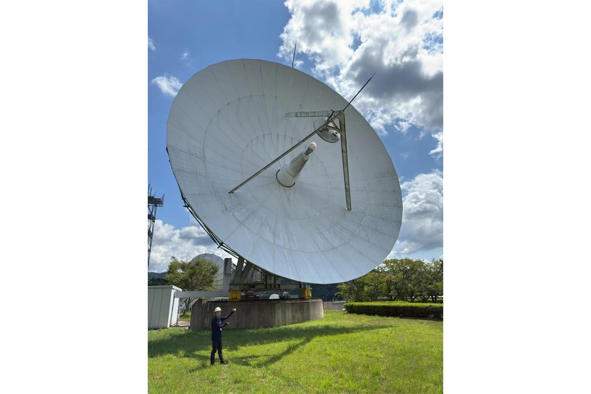 昭和基地との通信を行っているKDDI山口衛星通信所側のパラボラアンテナ。「この電波の先（昭和基地）に自分が行くなんて、この時はまだ実感がなく不思議な感覚でした」（島田さん）。提供：国立極地研究所