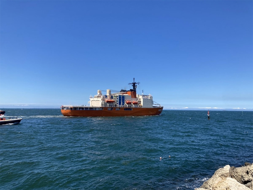 オーストラリアのフリーマントル港の岸壁から離れる、砕氷艦「しらせ」。提供：国立極地研究所 （2025年12月8日）