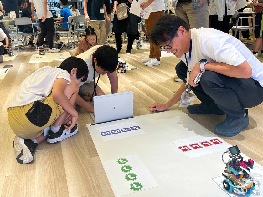 エリクソンとのコラボレーションでロボットプログラミングを指導するイベントに参加した藤井 彰人執行役員