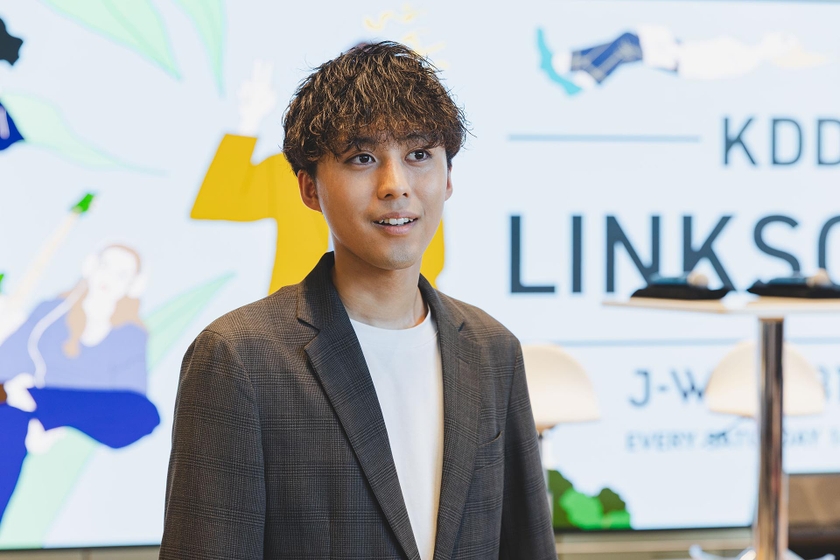 KDDI ブランド・コミュニケーション本部 コミュニケーションデザイン部 出戸 紫音