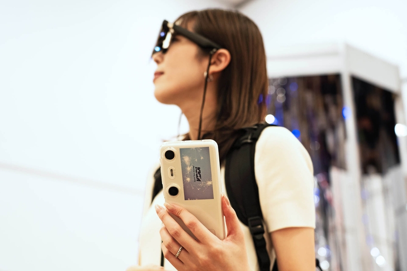 ©︎士郎正宗・講談社/攻殻機動隊展Ghost and the Shell製作委員会　電脳VISIONはARグラスとスマートフォンを使って体験できる。映像が展示の主役になるのではなく、「この原画をもっと見たい」「この場面について知りたい」という気持ちを自然と引き出してくれます。そして体験の最後には、ファンならきっと心が動く、あの名シーンが...！展示の締めくくりにふさわしい、印象的な演出となっていました