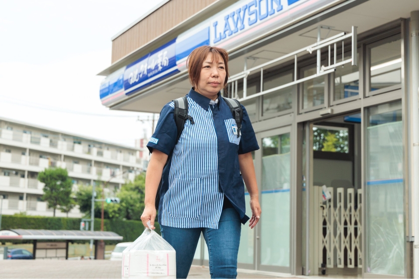 商品を提げて、団地の中へ