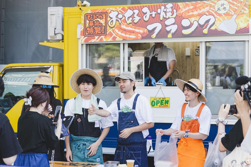 販売されたのはオリジナルの「お好み焼フランク」とクラフトビール「ひみつBANK。」に、ビールと同じホップ使用のソフトドリンク
