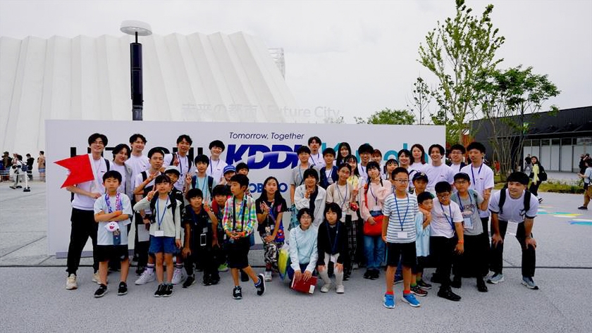 KDDIが出展した大阪・関西万博のパビリオン「未来の都市」での子どもたちへのガイドも1%活動で行った