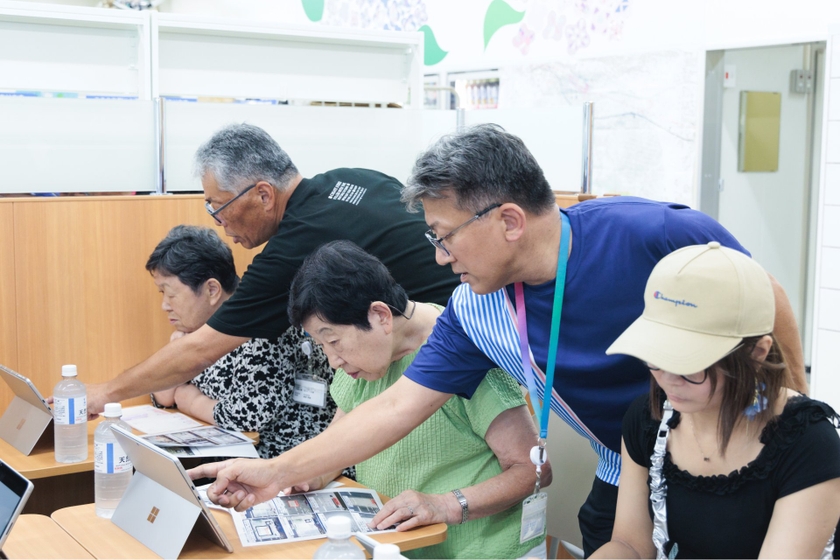 操作を教わりながらタブレットに触れる住民の皆さん