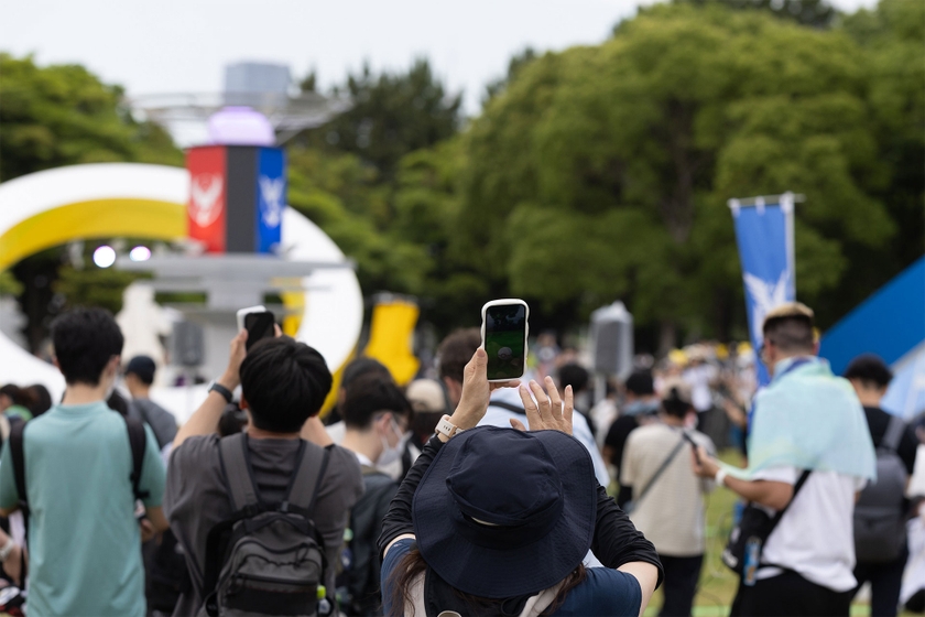 「スマホを掲げて！」の指示に従って、皆さん同時にこの姿勢に　©Niantic ©Pokémon/Nintendo/Creatures/GAME FREAK