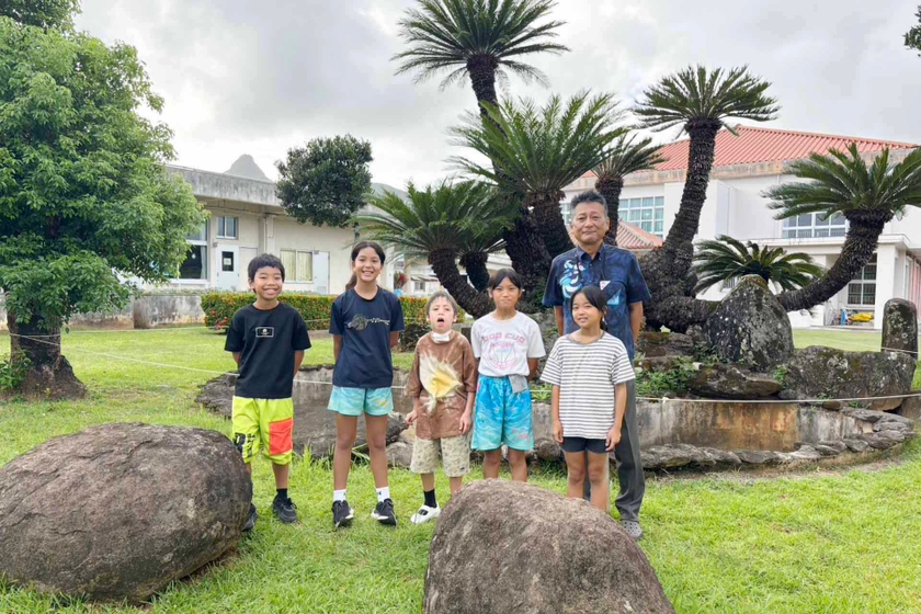 野底小学校 校長 岡﨑 心一さんと、生徒の皆さん