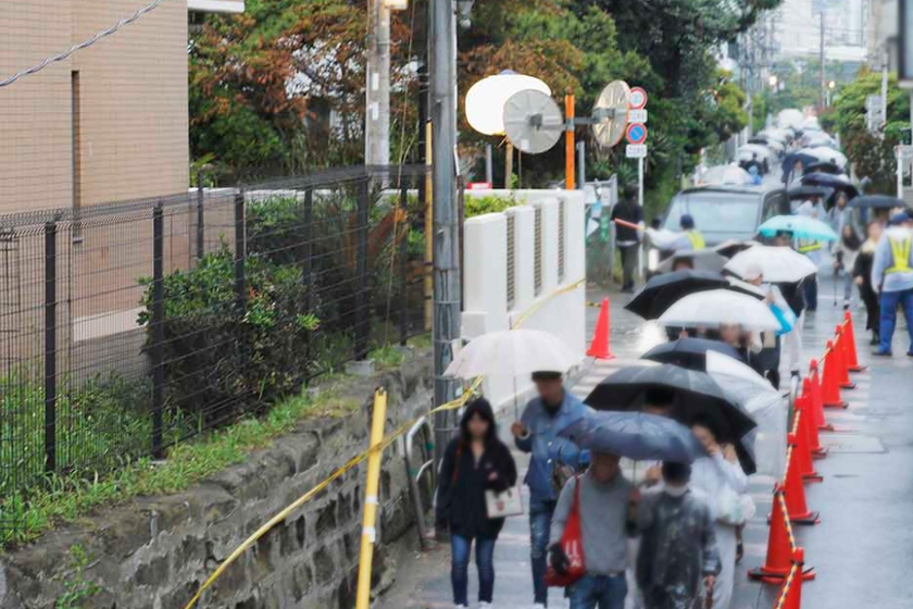 当日の駅から会場へのルートの様子。多くの人々がこの経路を通るため、電波を増強した