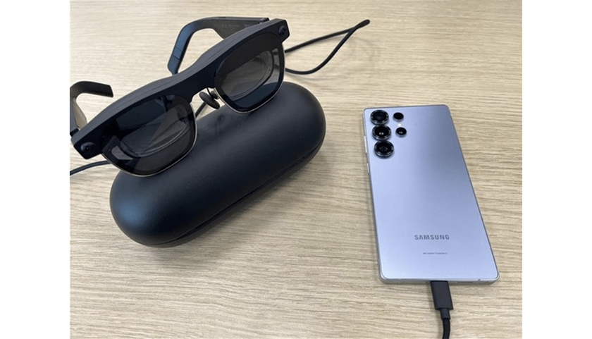 今回のイベントでは、auのミリ波対応スマートフォン「Samsung Galaxy S25 Ultra」と、6DoF（頭の回転だけでなく、位置の移動も検知できる）に対応したARグラス「XREAL Air 2 Ultra」を使用 引用：5G ミリ波が拓く新たなコンテンツ体験 | KDDI Tech note