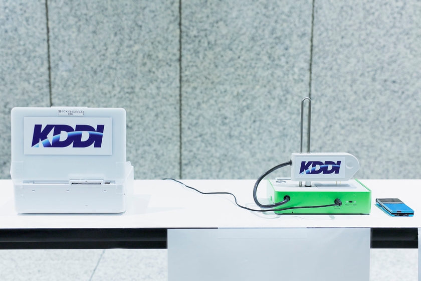 右・電源が入らなくなった携帯電話のバッテリーに命を吹き込む「おもいでケータイ再起動」の専用機器。左はお気に入りの1枚をプリントするプリンター