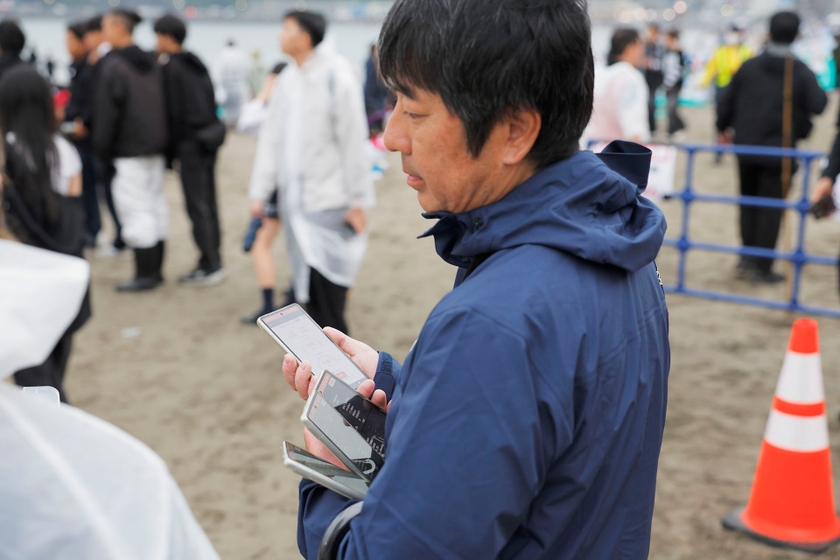 設営後も電波を発射しているエリアをくまなく調査。手にしているのは電波状況を分析する専用の機器。写真は21日、打ち上げ当日の模様