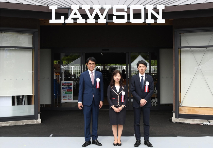 左から株式会社ローソン 代表取締役 社長 竹増 貞信氏、池田市長 瀧澤 智子氏、KDDI 執行役員 パーソナルグロース事業本部長 村元 伸弥