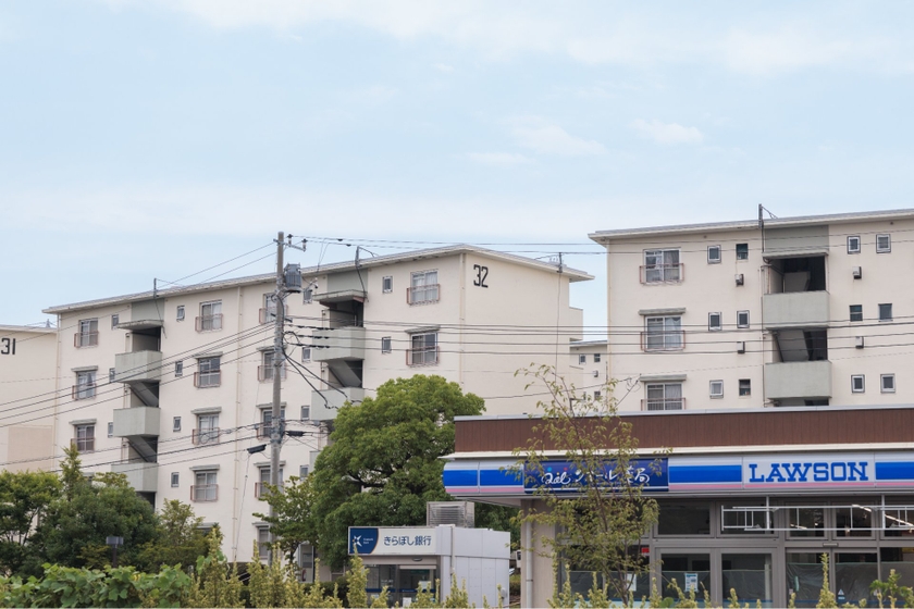 高幡台団地の一角に立つハッピー・ローソンタウン日野高幡台店