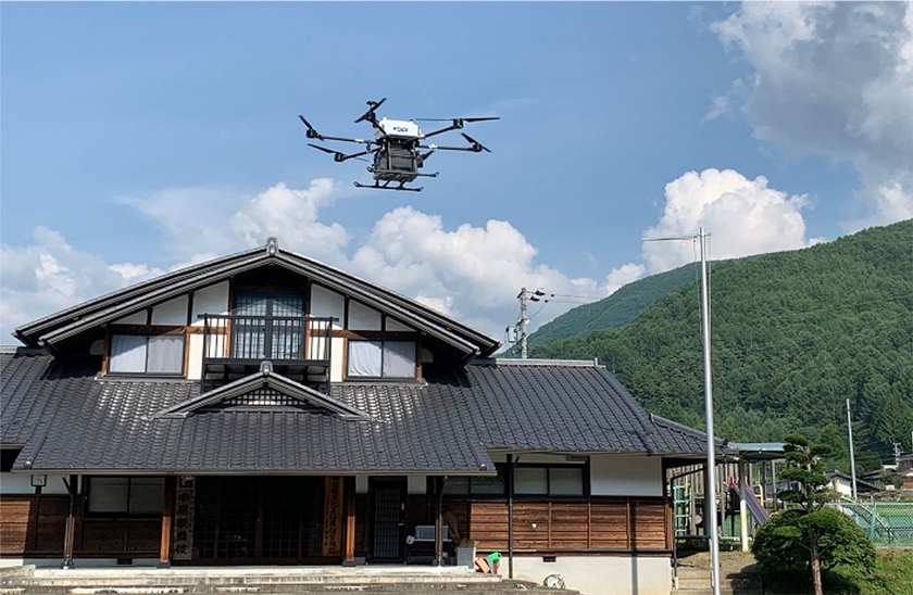公民館へ荷物を配送するドローン