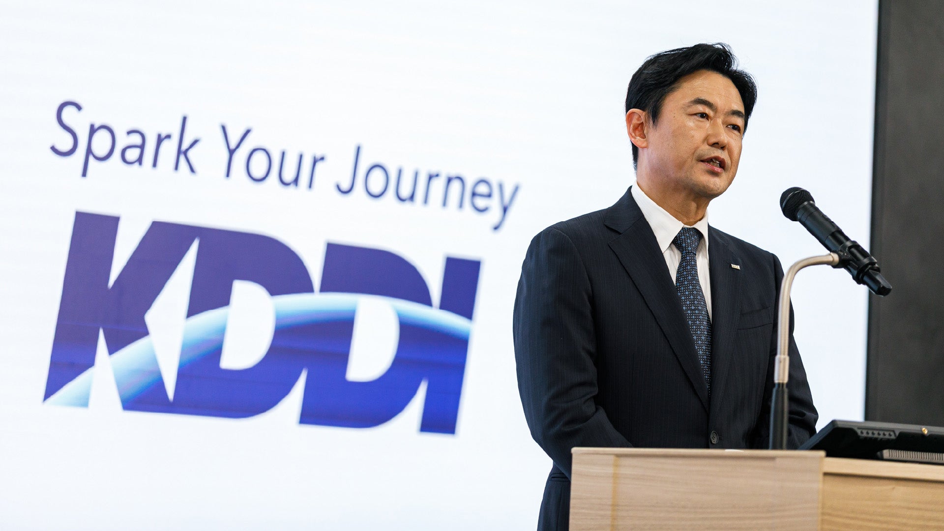 KDDI決算 AI前提社会で持続的成長へ。新ブランドメッセージ「Spark