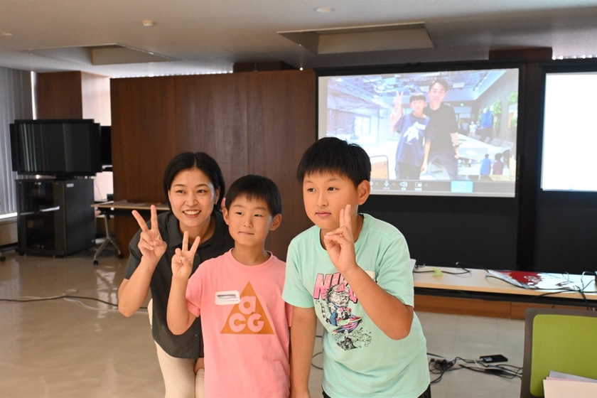 東京・板橋のお友達とスクリーンをとおして再会する様子も見られた