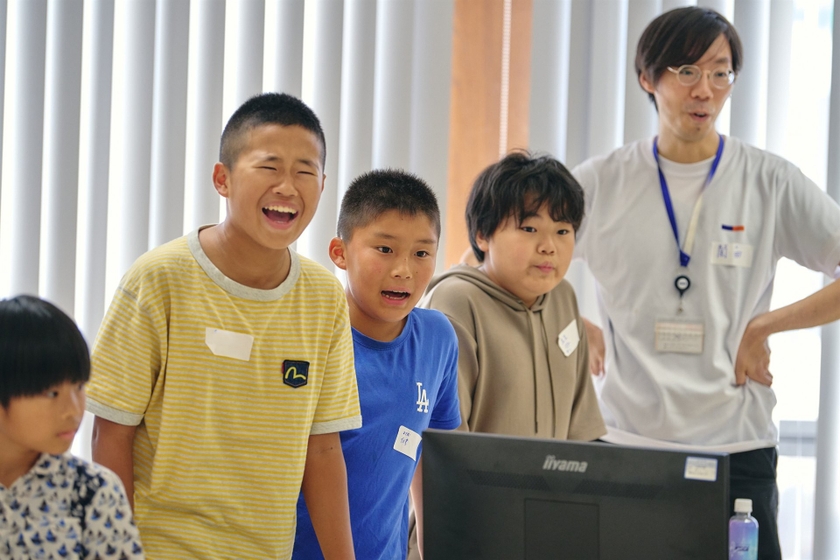 ドローンを見つめる子どもたち