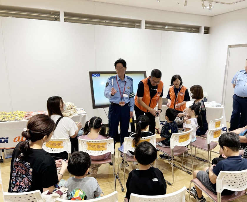 <「ながらスマホ リスクシミュレーター」を体験する親子(2026年8月・博多阪急)>