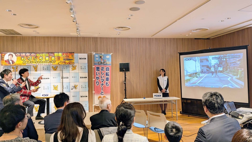 <芸人・漫談家のねづっちさんによる「ながらスマホ リスクシミュレーター」体験中の様子(2026年3月・銀座三越)>