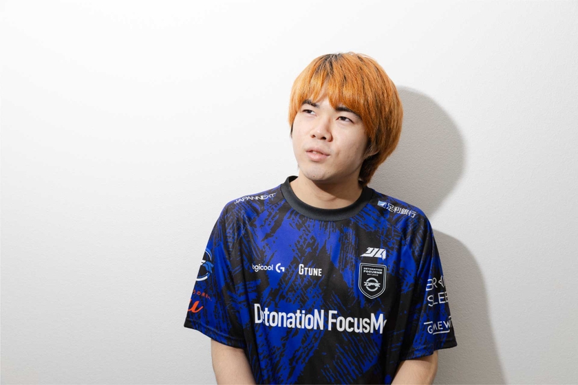 ハンターのYami選手。中学生の頃に友人に誘われて「第五人格」を始め、のちに1人で戦うハンターへ。ランク戦で上位に入り、スカウトを経てプロの道へ